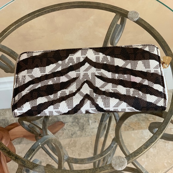 Michael Kors Handbag and Wallet Set - Picture 4 of 10